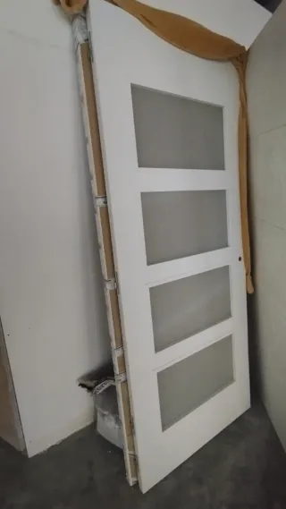 Puerta blanca maciza a estrenar de 82
