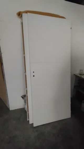 Puerta blanca maciza a estrenar de 82