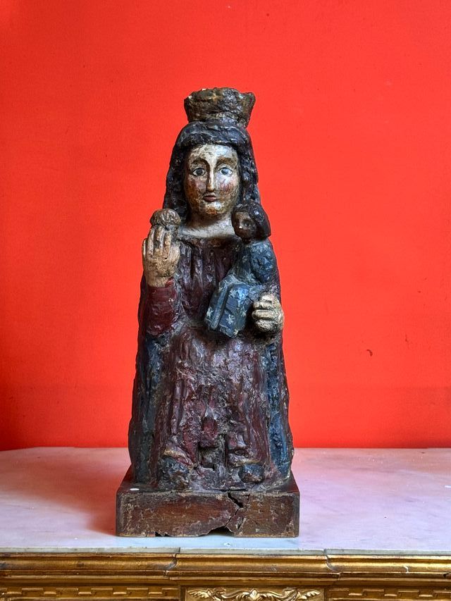 Scultura in stile romanico della Vergine con il Bambino del XX secolo