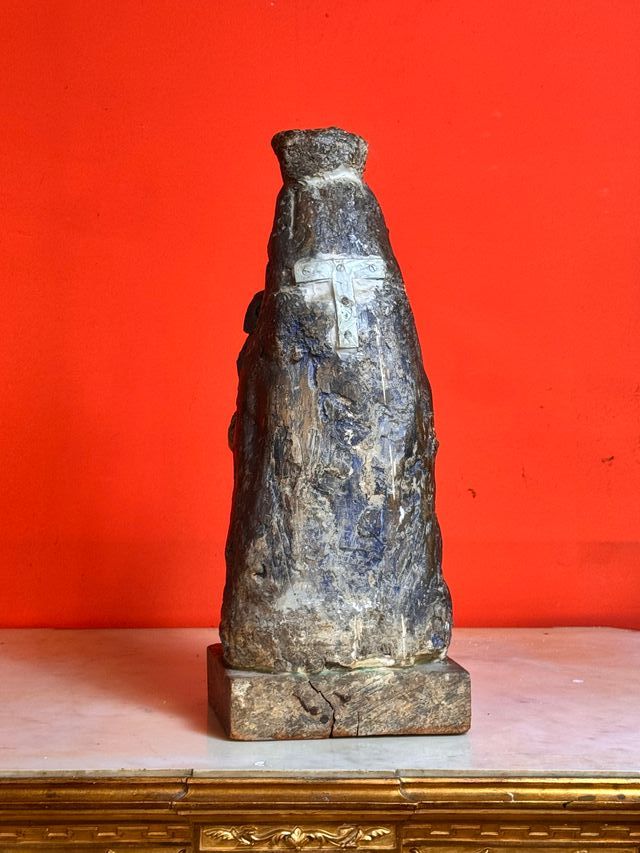 Scultura in stile romanico della Vergine con il Bambino del XX secolo