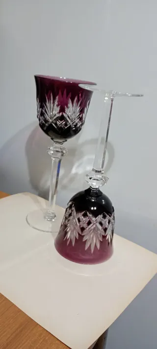 Calici in cristallo viola e trasparenti