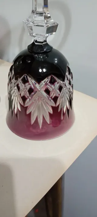 Calici in cristallo viola e trasparenti