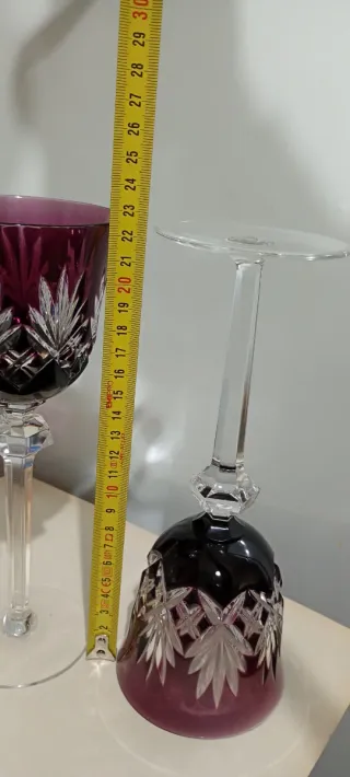 Calici in cristallo viola e trasparenti