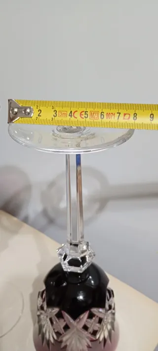 Calici in cristallo viola e trasparenti