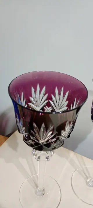 Calici in cristallo viola e trasparenti