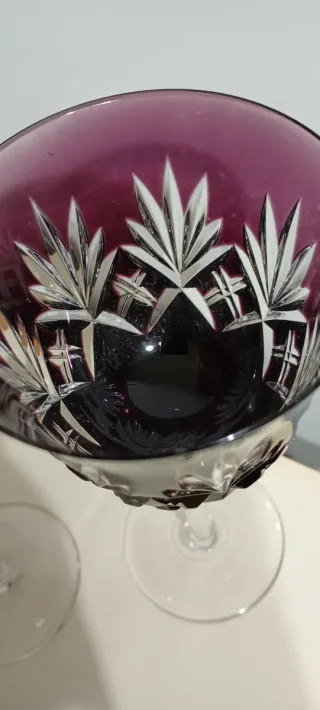 Calici in cristallo viola e trasparenti