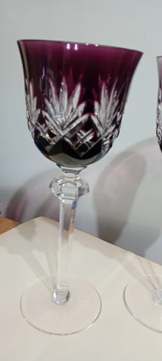 Calici in cristallo viola e trasparenti