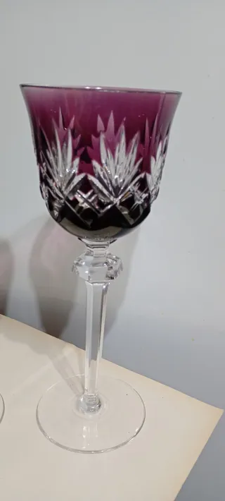 Calici in cristallo viola e trasparenti