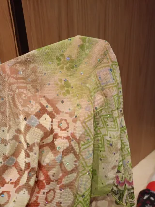 Camiseta transparente con abalorios