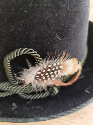 Sombrero negro hecho a mano con plumas