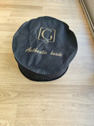 Sombrero negro hecho a mano con plumas