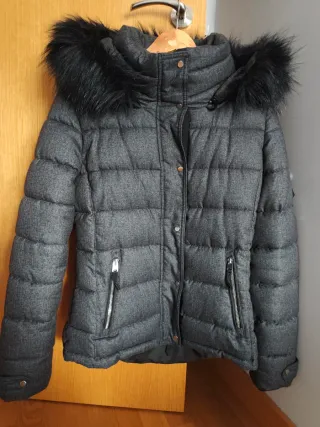 Plumífero gris con capucha y pelo