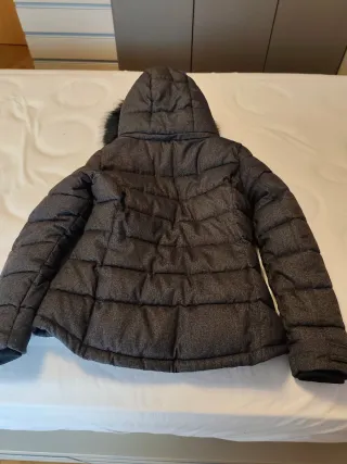 Plumífero gris con capucha y pelo