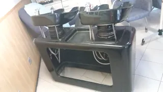 Lavacabezas doble negro y 2 sillas de piel.