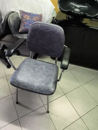 Lavacabezas doble negro y 2 sillas de piel.