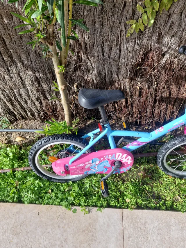 Bicicleta infantil BTwin azul y rosa