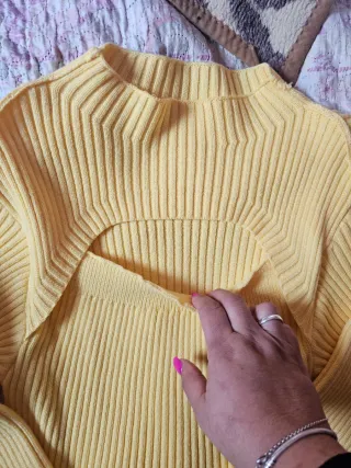 Jersey amarillo escote cut-out