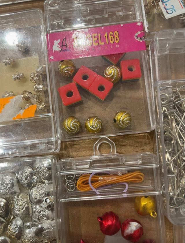 Lote de bisutería y abalorios