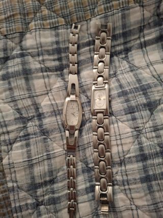 Dos relojes de pulsera plateados.