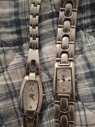 Dos relojes de pulsera plateados.