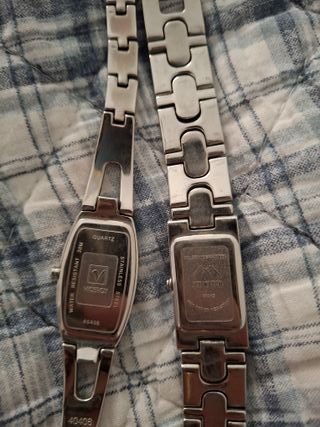 Dos relojes de pulsera plateados.