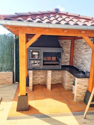 Barbacoa de leña con parrillas