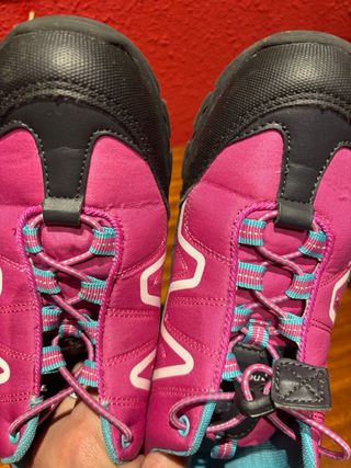 Zapatilla de agua rosa y negra