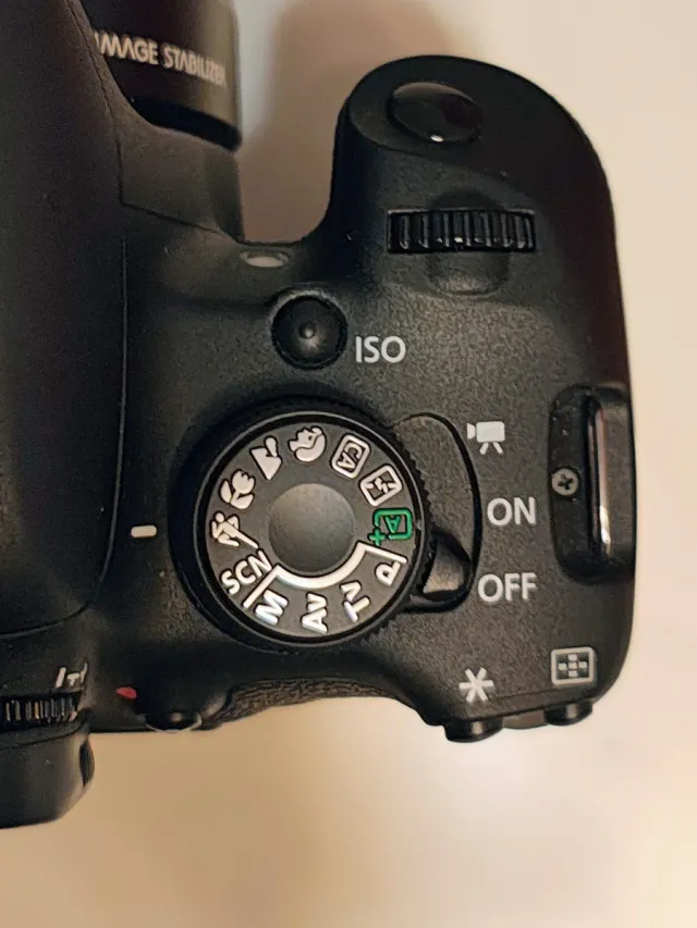 EOS 700D kit: debe vender debido pérdida trabajo.