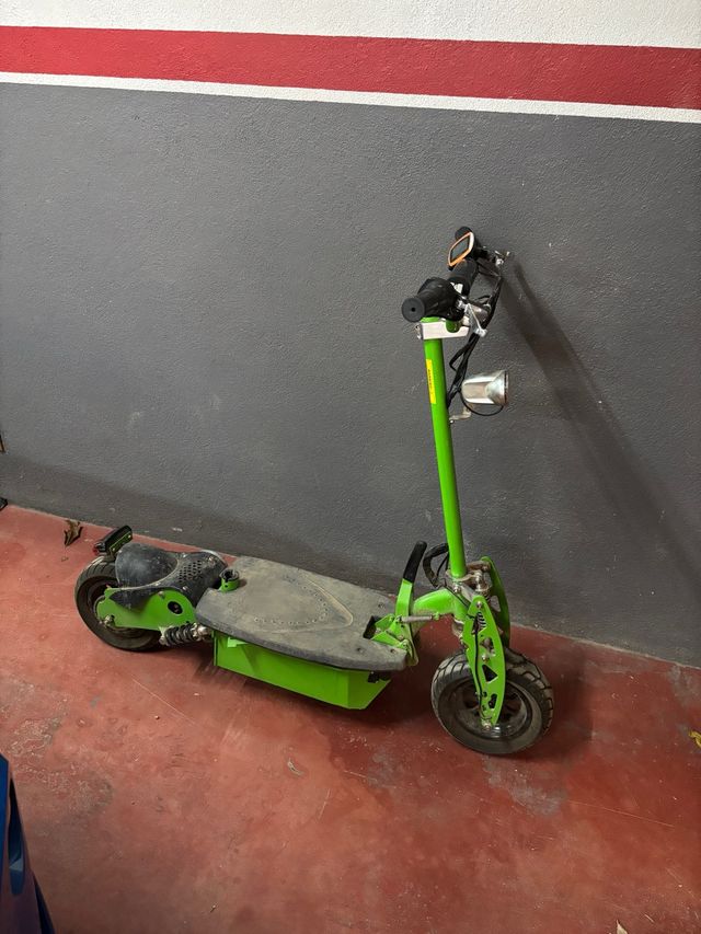 Patinete eléctrico verde