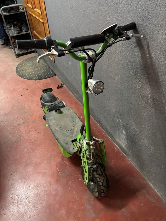 Patinete eléctrico verde