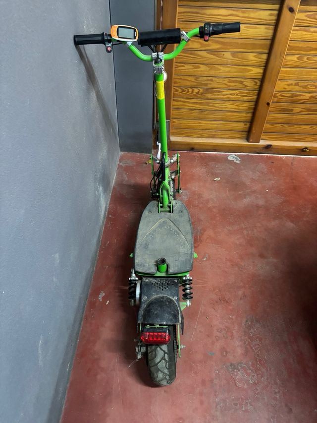 Patinete eléctrico verde