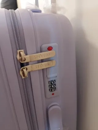 Maleta de viaje morada con candado