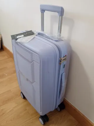 Maleta de viaje morada con candado