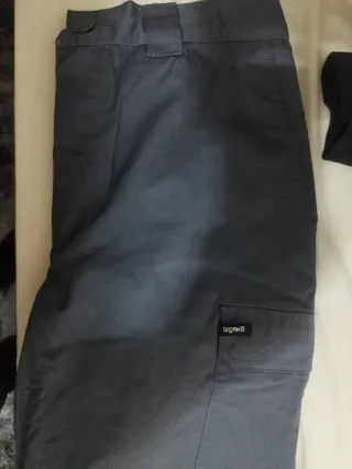 2 Pantalones de trabajo grises.