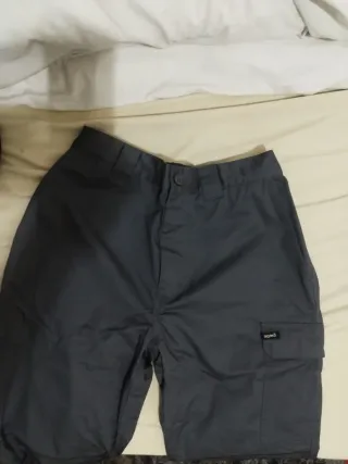 2 Pantalones de trabajo grises.