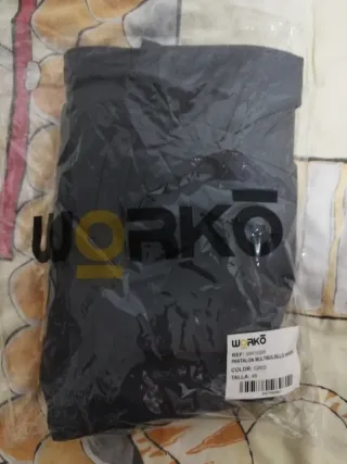 2 Pantalones de trabajo grises.