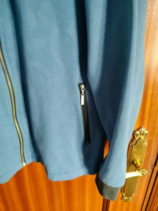 Sudadera azul con cremallera