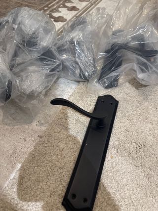 Manivela de puerta negra