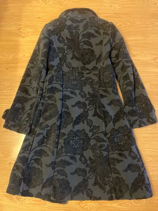 Abrigo Desigual negro bordado flores