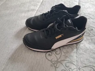 Deportivos Puma Negros y Dorados." Con caja