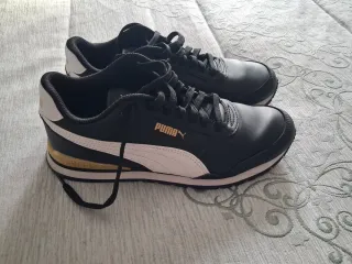 Deportivos Puma Negros y Dorados." Con caja