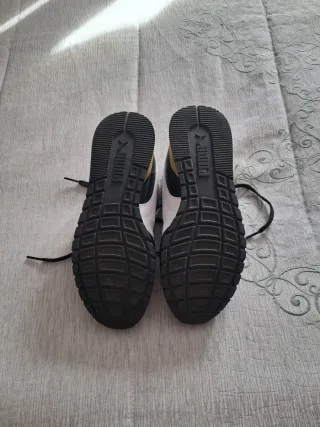 Deportivos Puma Negros y Dorados." Con caja