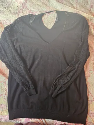 Jersey negro con mangas de encaje