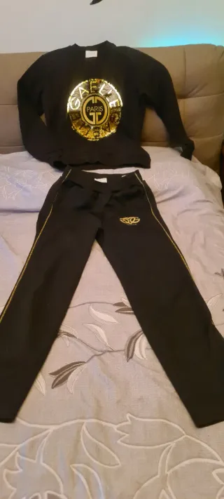 Tuta GAELLE Felpa e Pantalone Nero Oro