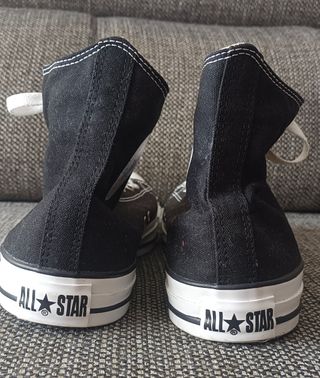 Zapatillas converse negras.
