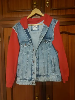 Cazadora vaquera Zara con capucha roja