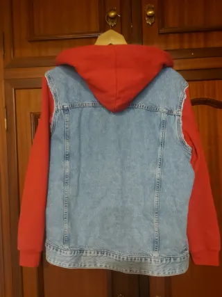 Cazadora vaquera Zara con capucha roja