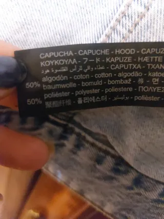 Cazadora vaquera Zara con capucha roja