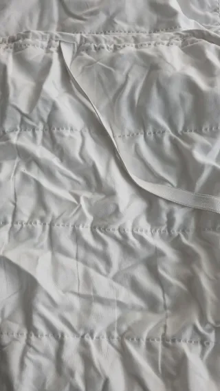 Protector de colchón blanco cuna o cama infantil