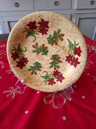 Piatto natalizio decorato con fiori rossi e pigne